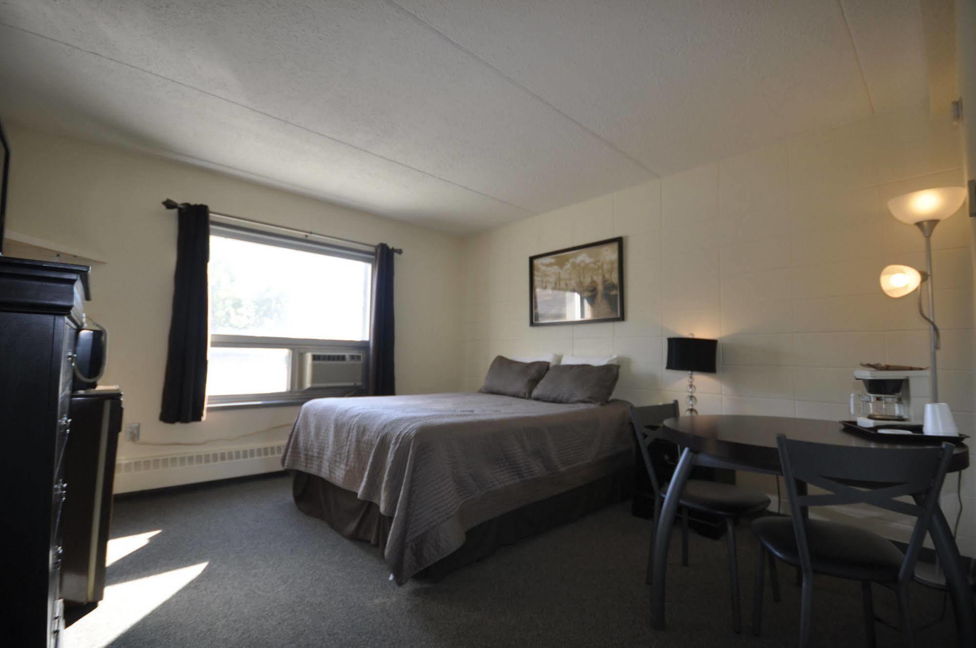 Beaverlodge Motor Inn מראה חיצוני תמונה