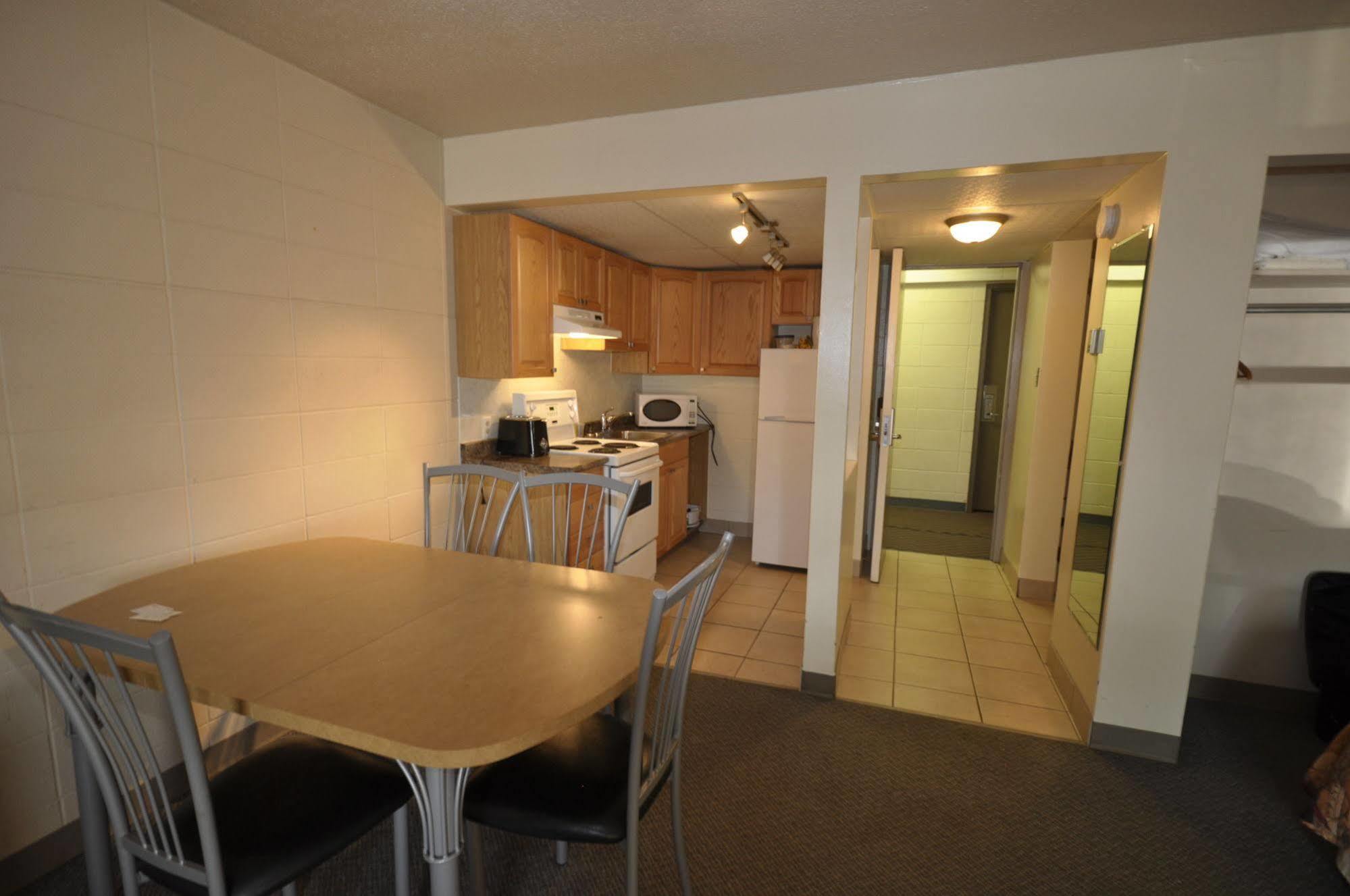 Beaverlodge Motor Inn מראה חיצוני תמונה